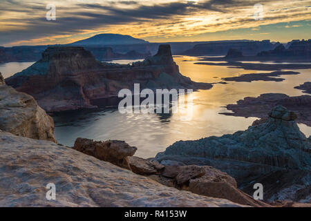 Aube sur Padre Bay sur le Lac Powell, Utah. Banque D'Images