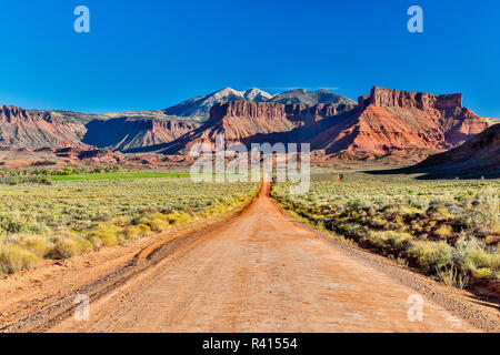 États-unis, Utah, Moab. Tout droit chemin de terre menant au professeur Valley Banque D'Images