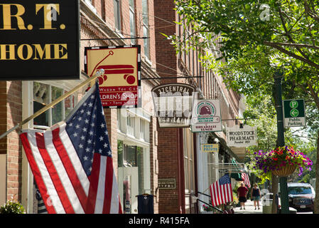 Rue centrale en centre-ville de Woodstock, Vermont signes store Banque D'Images