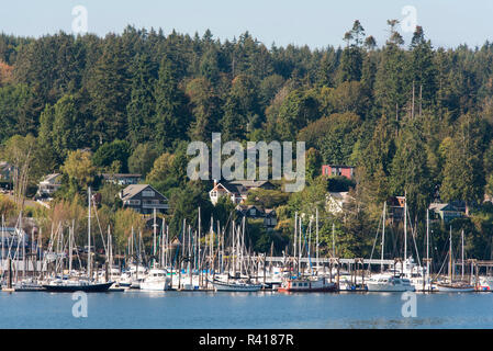 USA, l'État de Washington. Bainbridge Island. Eagle Harbour Marina et le Hillside Community Banque D'Images