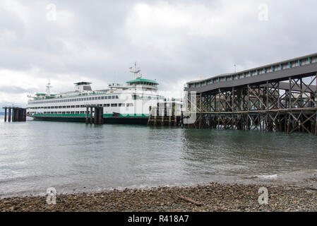 L'État de Washington, USA, Bainbridge Island. Bainbridge ferry de Seattle, les passagers et le chargement des automobiles. Banque D'Images