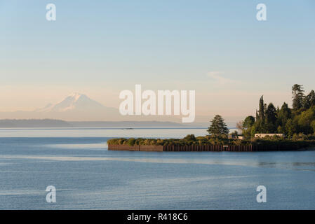 USA, l'État de Washington. Mt. Rainier de Eagle Harbor. Calme Puget Sound dans la lumière du matin Banque D'Images