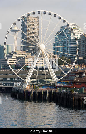 USA, l'État de Washington, Seattle. Soleil du matin au bord de l'eau. Space Needle et grande roue de Bainbridge ferry Banque D'Images