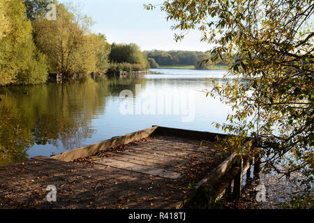 Jetée en bois à l'automne donne sur un lac Banque D'Images