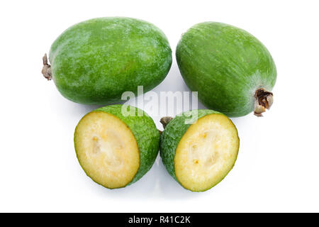 Acca sellowiana feijoa fruit tropical isolé sur fond blanc. Vue d'en haut. Motif de mise à plat Banque D'Images