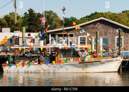 USA, Caroline du Sud. Mount Pleasant, Shem Creek, fanions sur bateau de pêche local Banque D'Images