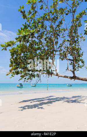 Plage de sable blanc et bateaux Banque D'Images