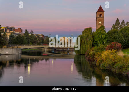 Tour de l'horloge dans le parc en bord de rivière à Spokane de Spokane, Washington State, USA Banque D'Images