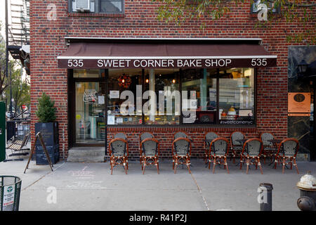 [Magasin historique] Sweet Corner Bakeshop, 535 Hudson St, New York, NY. Extérieur d'une boulangerie brésilienne, et café-terrasse dans le West Village Banque D'Images