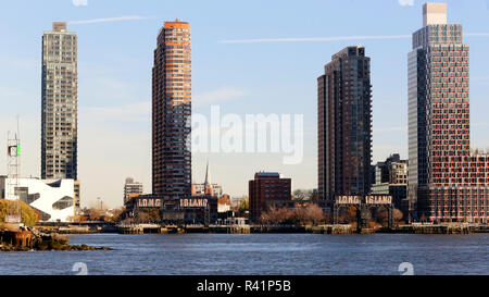 Appartement gargantuesque bâtiments le long du front de mer le long bras Plaza State Park dans le quartier de Hunters Point Long Island City, New York City Banque D'Images