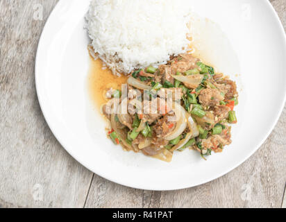 Riz frit avec basilic sauté de porc croustillant, célèbre Thai Food Banque D'Images