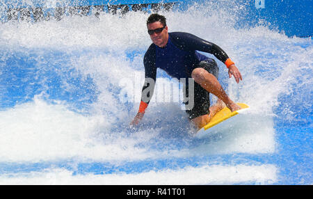 Un surfeur sur le Flowrider système d'ondes sur Royal Caribbean International, bateau de croisière, la liberté des mers. Banque D'Images