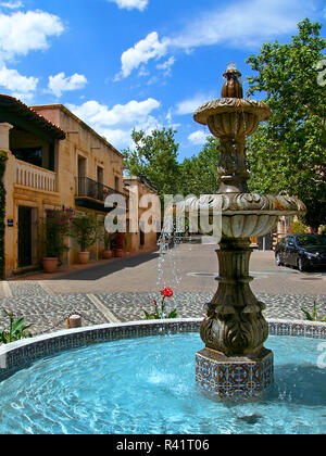 Une fontaine dans le style Mecixan shopping village appelé Tlaquepaque, le long de l'Oak Creek à Sedona, Arizona. Banque D'Images