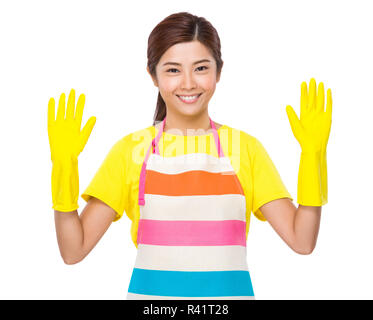 Jeune femme au foyer de l'usure avec des gants en plastique Banque D'Images
