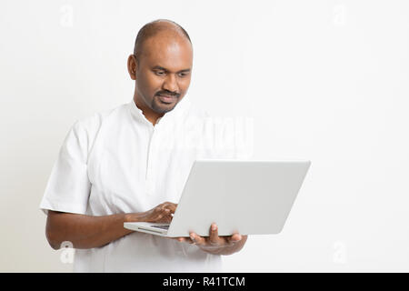 Indienne mature man using laptop Banque D'Images