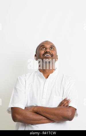 Indienne mature man looking up Banque D'Images