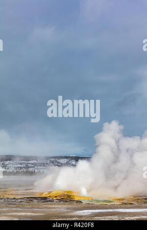 Clepsydra Geyser en hiver dans le Parc National de Yellowstone, Wyoming, USA Banque D'Images