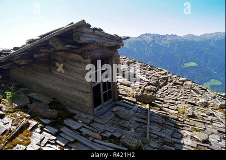 Gaube dans une toiture en bardeaux de bois à un refuge de montagne au Tyrol du sud, Italie Banque D'Images