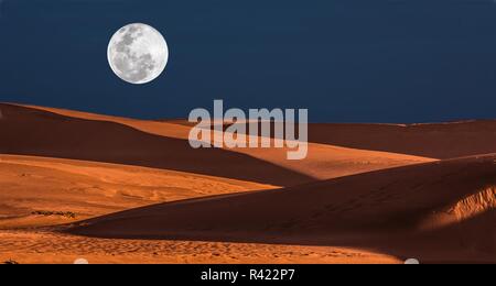 Pleine Lune et les Dunes Banque D'Images