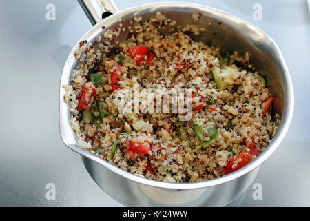 Recette Quinoa préparé dans une casserole Banque D'Images