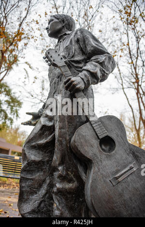 Les jeunes statue Elvis Presley, près de la maison où il est né à Tupelo, Mississippi. (USA) Banque D'Images