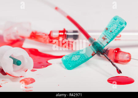Aiguille pour la collecte du sang avec du sang et des seringues Banque D'Images