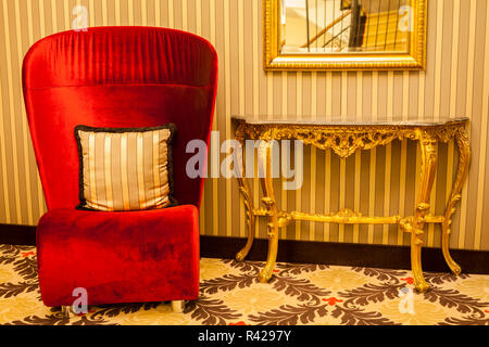 Fauteuil en velours rouge dans un hall d'accueil Banque D'Images