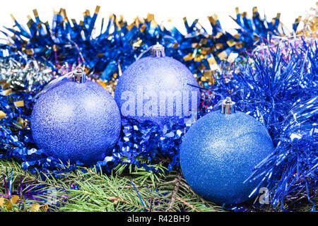 Boules de Noël bleu vert sur la direction générale de l'épinette Banque D'Images