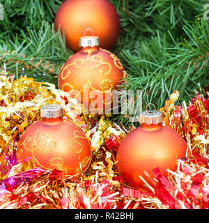 Boules de Noël orange, rouge scintillants sur l'arbre de Noël 5 Banque D'Images