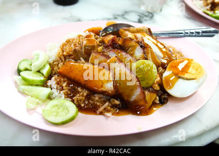 Côtelettes de porc rouge en sauce avec du riz, du porc grillé style chinois. Banque D'Images