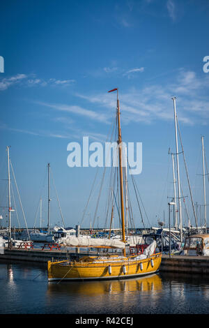 Voilier dans un port maritime Banque D'Images