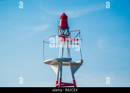 Petit phare sur ciel bleu Banque D'Images