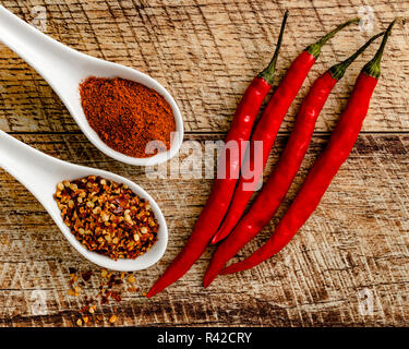 Poivrons de Cayenne cayenne avec poivre et sur un arrière-plan de tables en bois Banque D'Images