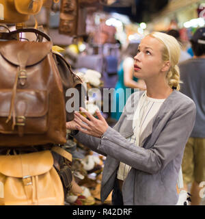 Blonde woman shopping for Casual Sac en cuir. Banque D'Images