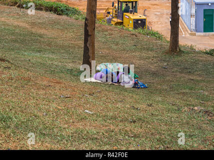 KIGALI, RWANDA - octobre 23,2017 Kiyovu : Il s'agit d'une pelouse en face de l'église St Famille en KN 3 Road.Certaines personnes utilisent cette pelouse pour se détendre pendant un certain temps. Banque D'Images