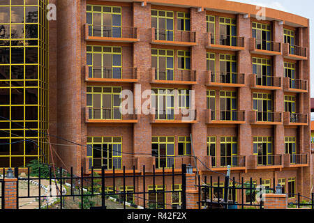 KIGALI, RWANDA - octobre 23,2017 Kiyovu : c'est un nouvel immeuble d'appartements près de la famille Église en KN 1 Rue. Banque D'Images