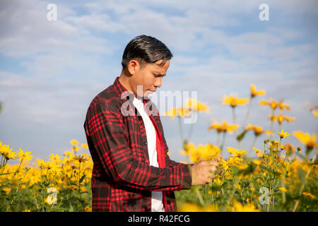 Les agriculteurs inspecter les fleurs d'été ensoleillé ferme. Banque D'Images