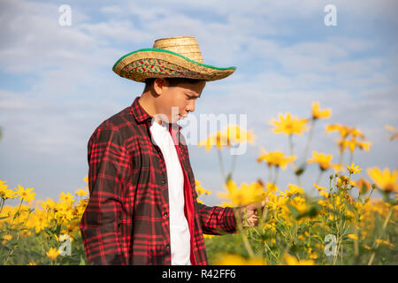 Les agriculteurs inspecter les fleurs d'été ensoleillé ferme. Banque D'Images