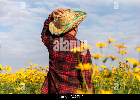 Les agriculteurs inspecter les fleurs d'été ensoleillé ferme. Banque D'Images