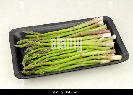 Les asperges dans un bac en plastique Banque D'Images