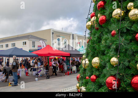 Rangiora, Nouvelle-Zélande - 23 novembre 2018 : Une street party de Noël avec les étals du marché, les artistes de rue et un arbre de Noël décoré Banque D'Images