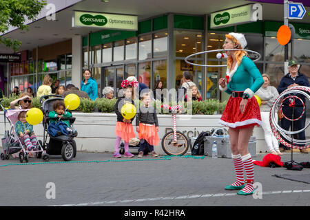 Rangiora, Nouvelle-Zélande - 23 novembre 2018 : un elfe street performer divertit les familles lors de la soirée de Noël de la rue du marché communautaire Banque D'Images