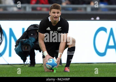 Rome, Italie. 24 Nov, 2018. 24 novembre 2018, Stadio Olimpico, Rome, Italie ; automne International Rugby, l'Italie contre la Nouvelle-Zélande ; Beauden Barrett de la Nouvelle-Zélande prend position pour un coup franc Crédit : Giampiero Sposito/Pacific Press/Alamy Live News Banque D'Images