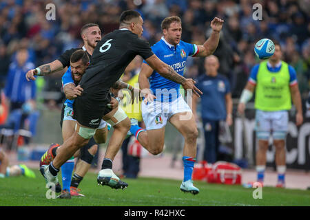 Rome, Italie. 24 Nov, 2018. 24 novembre 2018, Stadio Olimpico, Rome, Italie ; automne International Rugby, l'Italie contre la Nouvelle-Zélande ; Vaea Fifita de Nouvelle-Zélande est abordé par Jayden Hayward de l'Italie : Crédit Giampiero Sposito/Pacific Press/Alamy Live News Banque D'Images