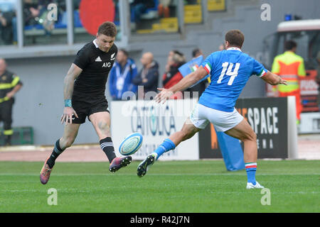 L'Italie. 24 Nov, 2018. Beauden Barrett au cours de l'International Rugby match entre les All Blacks de Nouvelle-Zélande et l'Italie au Stadio Olimpico le 24 novembre 2018 à Rome, Italie Crédit : Silvia Loré/Pacific Press/Alamy Live News Banque D'Images
