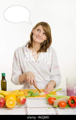 Femme au foyer pour la salade de légumes coupes et rêveur qui ressemble à un nuage sur la tête, pensées Banque D'Images