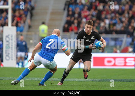 Roma, Stadio Olimpico, Italie. 24 Nov, 2018. Tous les noirs' fly moitié Beauden Barrett porte le ballon dans le match contre l'Italie en novembre Cattolica Test Match 2018 Credit : Massimiliano Carnabuci/Pacific Press/Alamy Live News Banque D'Images