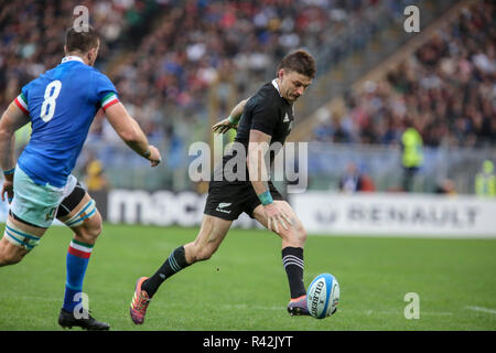 Roma, Stadio Olimpico, Italie. 24 Nov, 2018. Tous les noirs' fly moitié Beauden Barrett lance la balle dans le match contre l'Italie en novembre Cattolica Test Match 2018 Credit : Massimiliano Carnabuci/Pacific Press/Alamy Live News Banque D'Images
