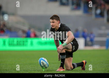 Roma, Stadio Olimpico, Italie. 24 Nov, 2018. Tous les noirs' fly moitié Beauden Barrett est prête à la conversion de points dans le match contre l'Italie en novembre Cattolica Test Match 2018 Credit : Massimiliano Carnabuci/Pacific Press/Alamy Live News Banque D'Images