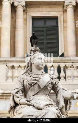 La sculpture de la reine Victoria avec pigeon dans capitale de Malte, La Valette- Europe Banque D'Images